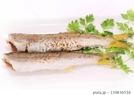 カマスの塩焼き 焼き魚 明るい背景 カマスの塩焼き 焼き魚 明るい背景 139636538