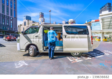 日本の横浜都市景観郵便回収…横浜駅西口の郵便ポストから郵便物を回収する運送会社などを望む。赤でなく白 日本の横浜都市景観郵便回収…横浜駅西口の郵便ポストから郵便物を回収する運送会社などを望む。赤でなく白 139636682