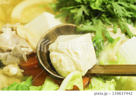 豆腐と野菜が入った温かい日本の鍋料理 139637442