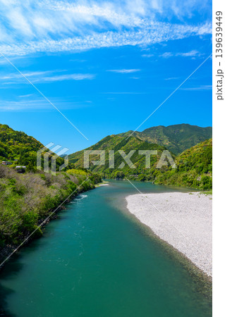 四国の清流 仁淀川の美しい川景色と新緑の自然 四国の清流 仁淀川の美しい川景色と新緑の自然 139639449
