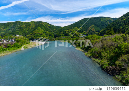四国の清流 仁淀川の美しい川景色と新緑の自然 四国の清流 仁淀川の美しい川景色と新緑の自然 139639451