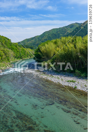 仁淀川支流 上八川川の美しい清流と仁淀ブルーの風景 仁淀川支流 上八川川の美しい清流と仁淀ブルーの風景 139639716