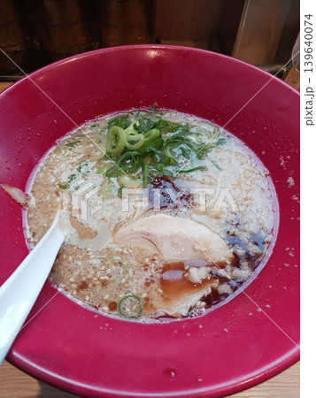 赤いどんぶりに盛られた醤油ラーメン・薬味たっぷり 赤いどんぶりに盛られた醤油ラーメン・薬味たっぷり 139640074