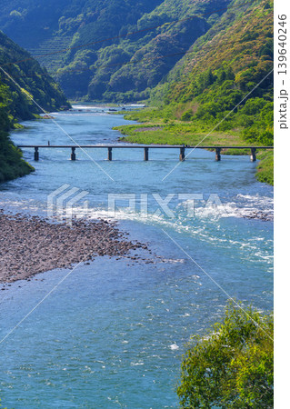 高知県仁淀川の浅尾沈下橋 清流と自然が美しい四国の風景 高知県仁淀川の浅尾沈下橋 清流と自然が美しい四国の風景 139640246