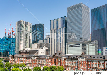 《東京都》日本の都市景観 春の快晴の東京駅を望む（令和8年5月） 139640886