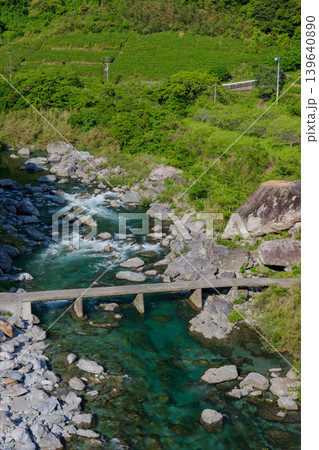 仁淀川支流 土居川に架かる長屋の沈下橋 高知県の清流風景 仁淀川支流 土居川に架かる長屋の沈下橋 高知県の清流風景 139640890