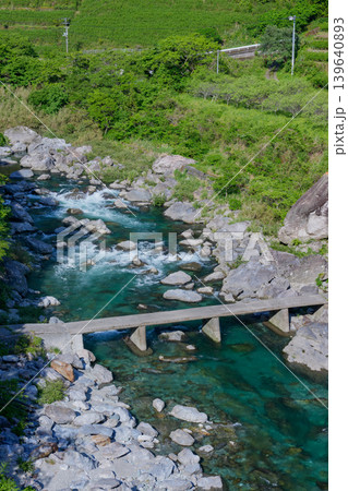 仁淀川支流 土居川に架かる長屋の沈下橋 高知県の清流風景 139640893