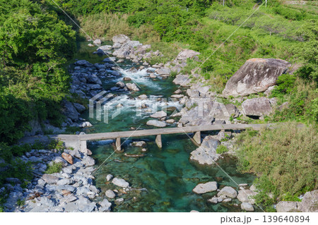 仁淀川支流 土居川に架かる長屋の沈下橋 高知県の清流風景 139640894