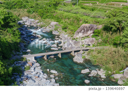 仁淀川支流 土居川に架かる長屋の沈下橋 高知県の清流風景 139640897