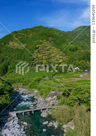仁淀川支流 土居川に架かる長屋の沈下橋 高知県の清流風景 仁淀川支流 土居川に架かる長屋の沈下橋 高知県の清流風景 139640898
