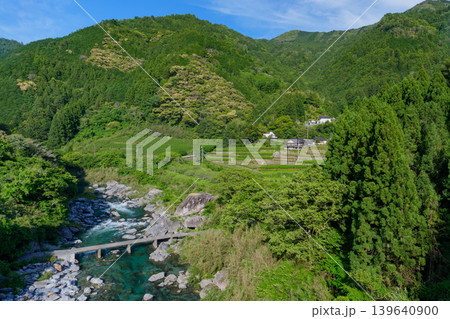 仁淀川支流 土居川に架かる長屋の沈下橋 高知県の清流風景 仁淀川支流 土居川に架かる長屋の沈下橋 高知県の清流風景 139640900