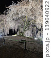 ライトアップされた枝垂れ桜　(福岡県・法華原庭園) 139640922