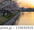 夕焼けに染まる池の周りの桜並木　(佐賀県・佐賀城跡) 139640926
