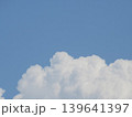青空に浮かぶ白い入道雲 139641397