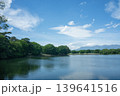 水面に映る青空と雲 139641516