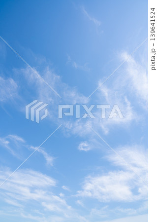 春の青空 真っ青な空と白い雲（5月） 139641524