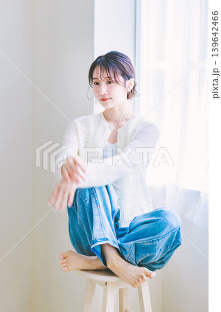 椅子に座るジーンズの若い女性 139642466