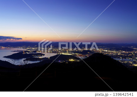 絵下山から眺めるマジックアワーの広島市の夜景 絵下山から眺めるマジックアワーの広島市の夜景 139642541