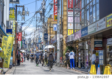 大岡山駅前の商店街と都市風景 139642897