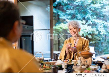 温泉　食事　シニア夫婦 139643179