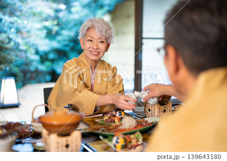 温泉 食事 シニア夫婦 温泉 食事 シニア夫婦 139643180