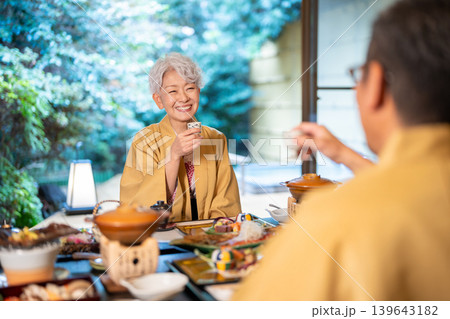温泉　食事　シニア夫婦 139643182