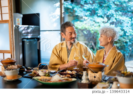 温泉旅行　シニアカップル　撮影協力:伊東緑涌 139643314