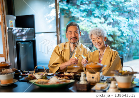 温泉旅行　シニアカップル　撮影協力:伊東緑涌 139643315
