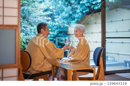 温泉旅行　シニアカップル　撮影協力:伊東緑涌 139643319