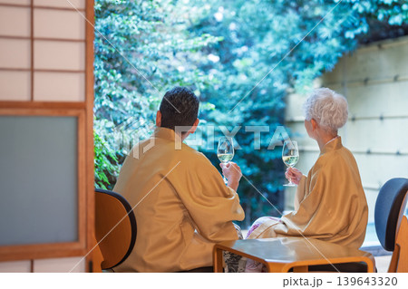 温泉旅行 シニアカップル 撮影協力:伊東緑涌 温泉旅行 シニアカップル 撮影協力:伊東緑涌 139643320