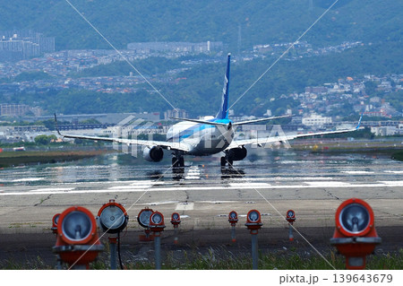 伊丹空港の滑走路上のジェット機 伊丹空港の滑走路上のジェット機 139643679