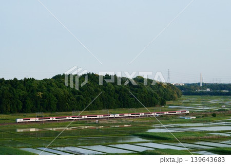 水鏡きらめく田園と成田エクスプレス 139643683