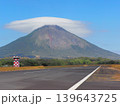 滑走路と火山　ニカラグアのオメテペ島にて 139643725