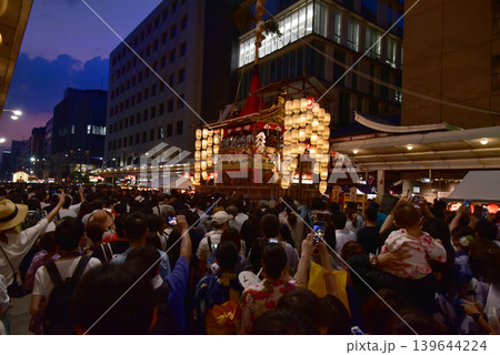 祇園祭の宵山 人でいっぱいの四条通り 長刀鉾 祇園祭の宵山 人でいっぱいの四条通り 長刀鉾 139644224