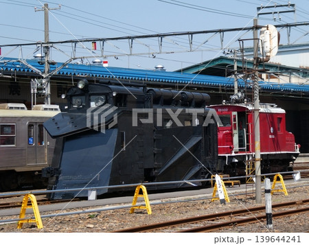 弘南鉄道弘南線の平賀駅に停車するED33形とキ100形 139644241