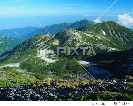 白馬岳から望む夏の雪倉岳 139645388