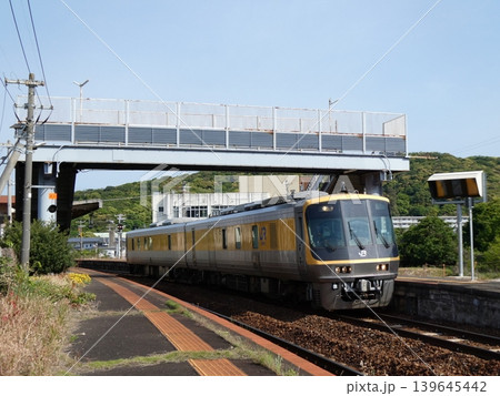 山陰本線吉見駅に停車するキヤ141系 山陰本線吉見駅に停車するキヤ141系 139645442