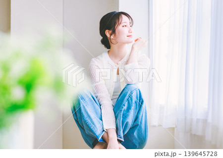 椅子に座るジーンズの若い女性 139645728