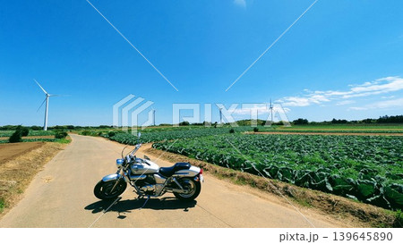 バイクと田園風景と風車 バイクと田園風景と風車 139645890