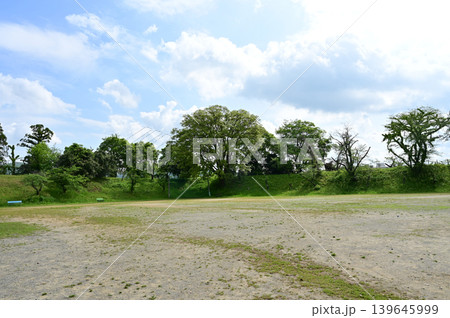 黒野城（岐阜県）本丸の内側とグラウンド 139645999