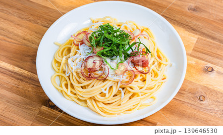 しらすパスタ 大葉とみょうがをのせた和風スパゲッティ 木目テーブル しらすパスタ 大葉とみょうがをのせた和風スパゲッティ 木目テーブル 139646530