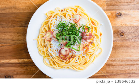 しらすパスタ 大葉とみょうがをのせた和風スパゲッティ 木目テーブル しらすパスタ 大葉とみょうがをのせた和風スパゲッティ 木目テーブル 139646532