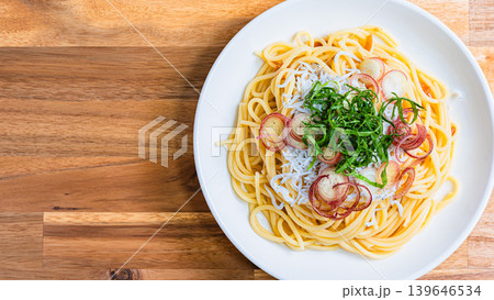 しらすパスタ 大葉とみょうがをのせた和風スパゲッティ 木目テーブル しらすパスタ 大葉とみょうがをのせた和風スパゲッティ 木目テーブル 139646534