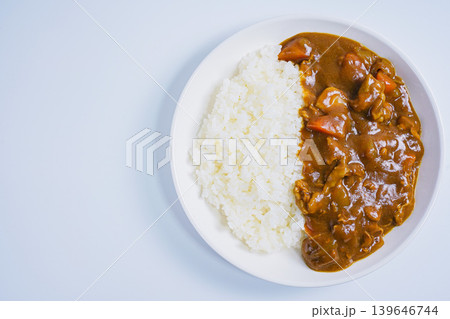 カレーライス 家庭的な定番カレー 白背景 カレーライス 家庭的な定番カレー 白背景 139646744