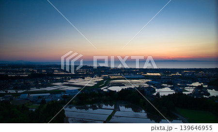 夕方の丘陵部から見た富山湾周辺の様子 139646955