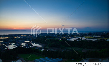 夕方の丘陵部から見た富山湾周辺の様子 夕方の丘陵部から見た富山湾周辺の様子 139647005