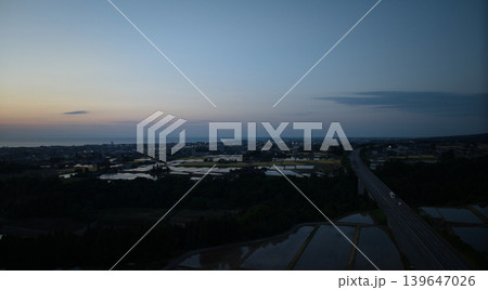 夕方の丘陵部から見た富山湾周辺の様子 夕方の丘陵部から見た富山湾周辺の様子 139647026