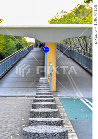 The scene of Hong Kong's pedestrian bridge. Hong Kong cityscape, streetscape. Travel concept and cityscape. 139647158