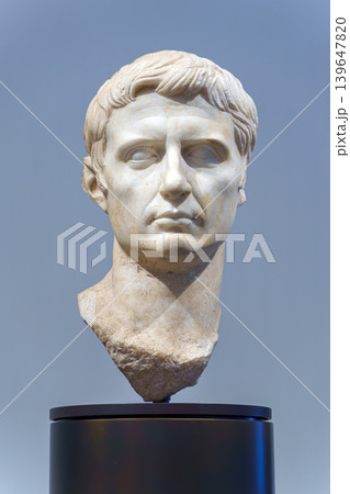 Abu Dhabi, United Arab Emirates - Jan 17 2024, close up view of the ancient head of the statue of a man, on exhibition of museum Louvre Abu Dhabi, UAE Abu Dhabi, United Arab Emirates - Jan 17 2024, close up view of the ancient head of the statue of a man, on exhibition of museum Louvre Abu Dhabi, UAE 139647820