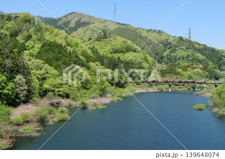 草木湖の鉄橋を渡るわたらせ渓谷鉄道トロッコ列車 139648074